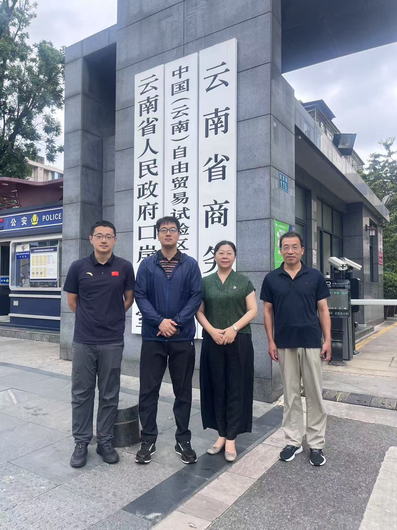 方慧院长暑期带队慰问挂职干部、走访校友并深度调研