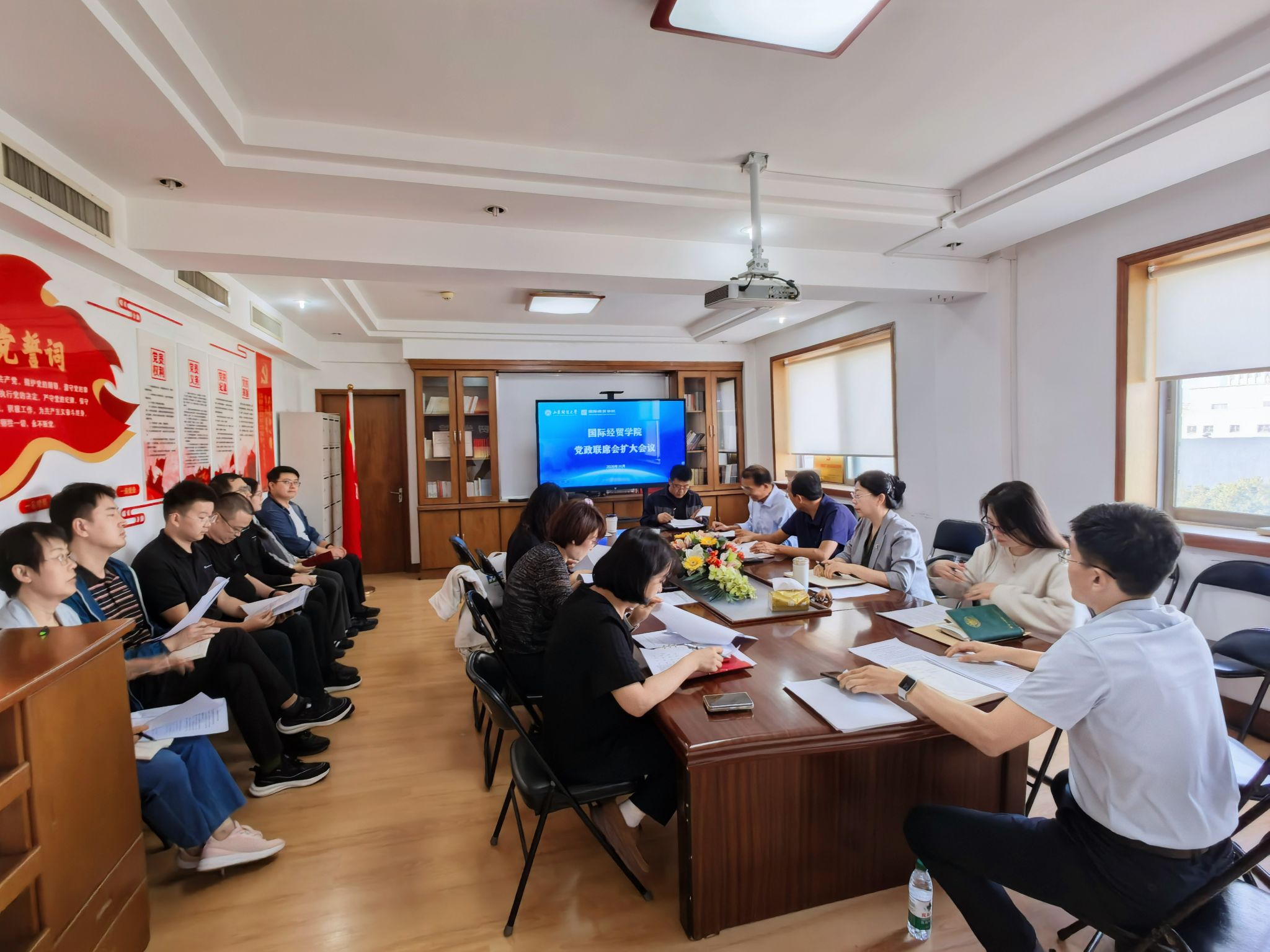 我院召开党政联席会扩大会议
