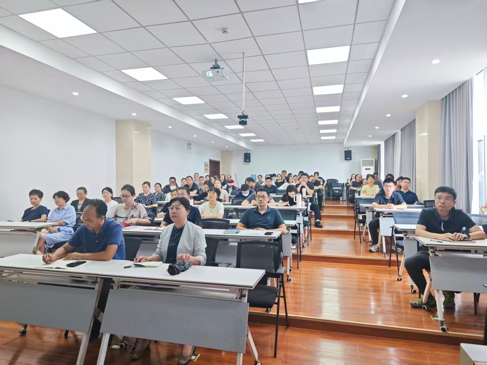 国际经贸学院组织参加学校2026年暑期重点工作部署会并召开学院学期工作总结暨暑期重点工作部署会
